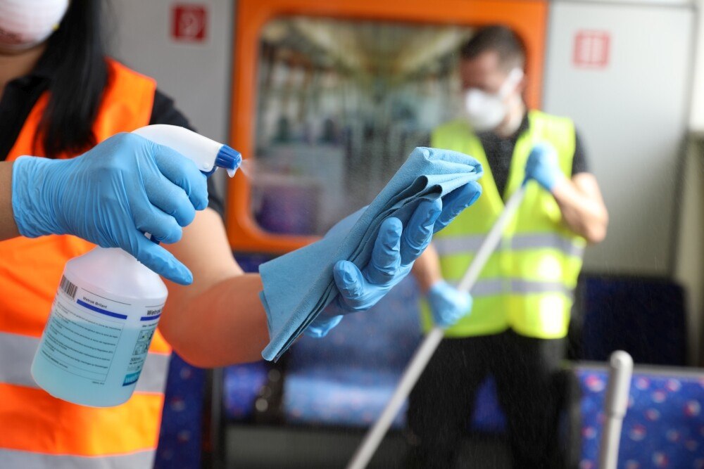 Die österreichischen Gebäudereiniger und Hausbetreuer schaffen somit auch in Krisenzeiten und während Ausgangssperren eine saubere Basis für ihre Mitmenschen und zahlreiche weitere Systemerhalter, deren Arbeit ohne hygienisches Fundament nicht denkbar wäre.
© Katharina Schiffl Die österreichischen Gebäudereiniger und Hausbetreuer schaffen somit auch in Krisenzeiten und während Ausgangssperren eine saubere Basis für ihre Mitmenschen und zahlreiche weitere Systemerhalter, deren Arbeit ohne hygienisches Fundament nicht denkbar wäre.