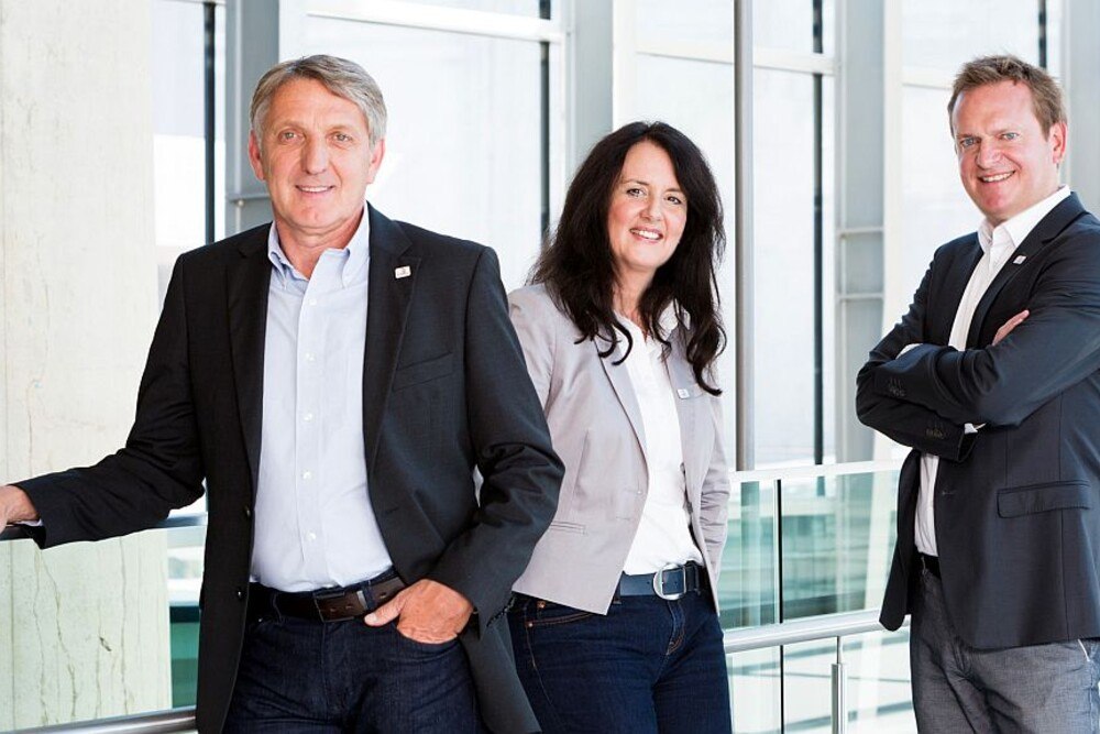 Das Team der EuroSkills 2020 GmbH, v.l.n.r.: Josef Herk (Aufsichtsratsvorsitzender), Angelika Ledineg (Geschäftsführerin) und Harald del Negro (Geschäftsführer).
© Geopho Das Team der EuroSkills 2020 GmbH, v.l.n.r.: Josef Herk (Aufsichtsratsvorsitzender), Angelika Ledineg (Geschäftsführerin) und Harald del Negro (Geschäftsführer).