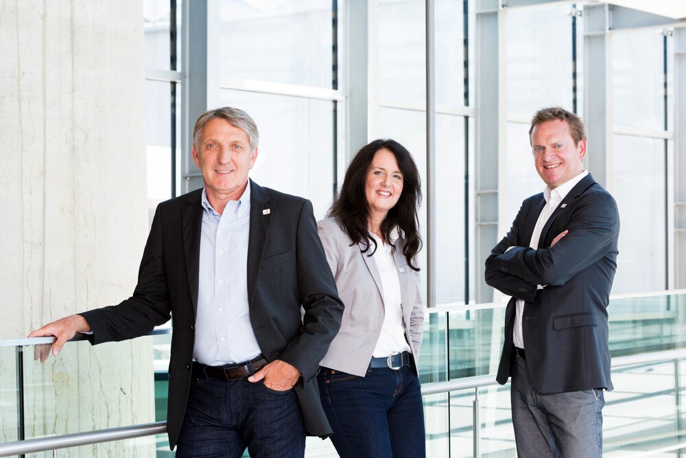 V.l.n.r.: Aufsichtsratsvorsitzender Josef Herk mit Angelika Ledineg und Harald del Negro (Geschäftsführung der EuroSkills 2020 GmbH).
© Geopho V.l.n.r.: Aufsichtsratsvorsitzender Josef Herk mit Angelika Ledineg und Harald del Negro (Geschäftsführung der EuroSkills 2020 GmbH).