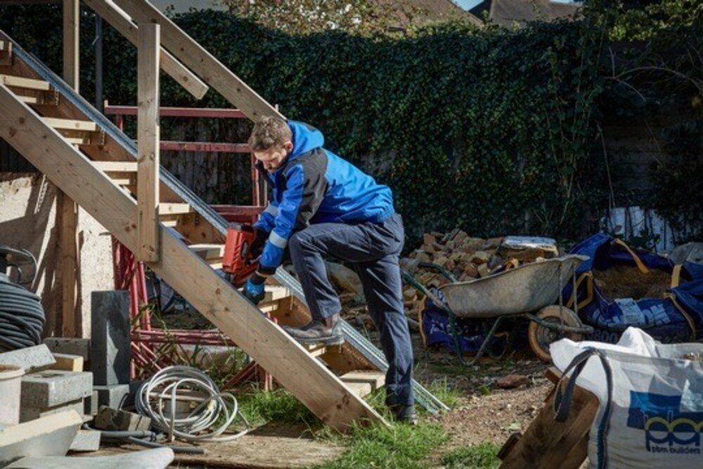 Mehr Flexibilität und Bewegungsfreiheit dank Flex Technologie: Dickies LEAD IN FLEX Bundhose in Marineblau.
© Dickies Workwear Mehr Flexibilität und Bewegungsfreiheit dank Flex Technologie: Dickies LEAD IN FLEX Bundhose in Marineblau.