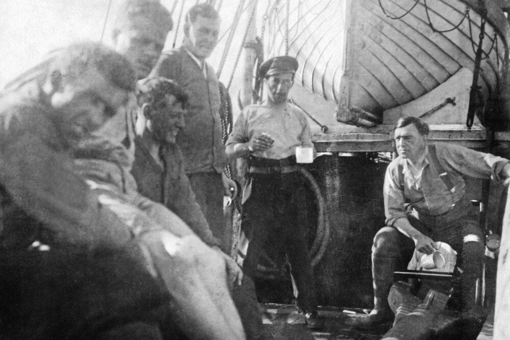 Sir Ernest Shackleton (li. sitzend) mit seiner Mannschaft an Bord des Schiffes „Quest“ auf einer seiner Fahrten in Richtung Antarktis
© picturedesk.com Sir Ernest Shackleton (li. sitzend) mit seiner Mannschaft an Bord des Schiffes „Quest“ auf einer seiner Fahrten in Richtung Antarktis