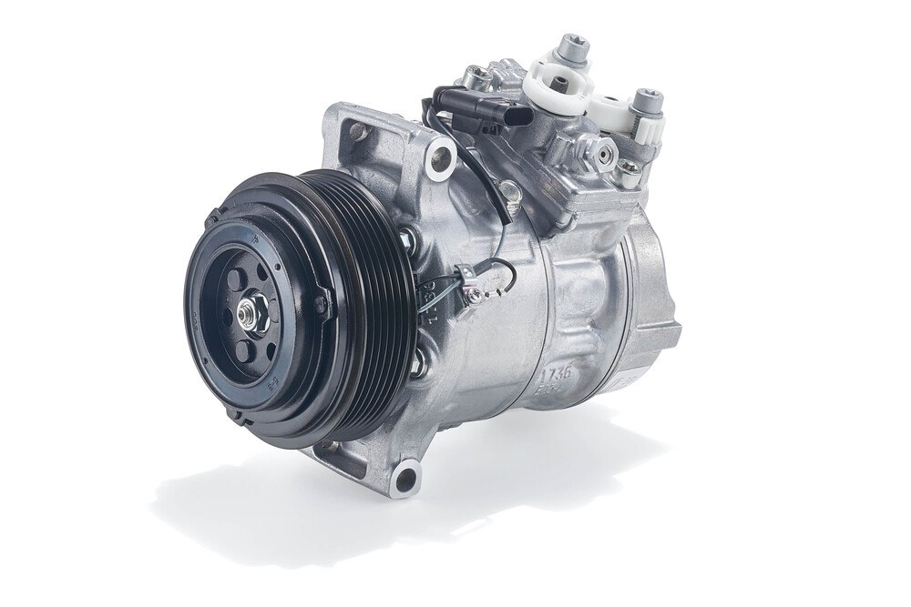 © Mahle
Mit dem Mehrbereichsöl PAO-Öl 68 von Mahle lässt sich er Klimakompressor sicher schmieren. Mit dem Mehrbereichsöl PAO-Öl 68 von Mahle lässt sich er Klimakompressor sicher schmieren.