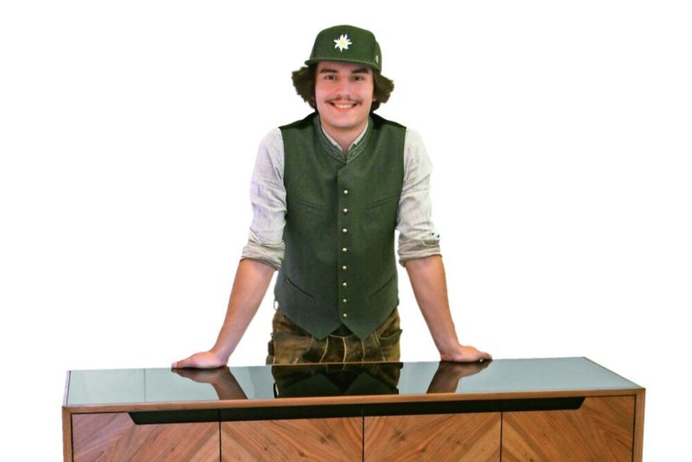Barmöbel „carosello“ von Benjamin Bojinovic, entstanden 2019 im Meisterkurs am Wifi Salzburg und der HTL Hallein
© Wifi Salzburg/HTL Hallein Barmöbel „carosello“ von Benjamin Bojinovic, entstanden 2019 im Meisterkurs am Wifi Salzburg und der HTL Hallein