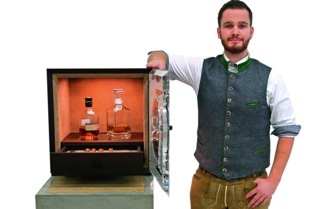 Barmöbel „Unerreichbar“ von Thomas Moser, entstanden 2019 im Meisterkurs am Wifi Salzburg und der HTL Hallein
© WIFI Salzburg/HTL Hallein Barmöbel „Unerreichbar“ von Thomas Moser, entstanden 2019 im Meisterkurs am Wifi Salzburg und der HTL Hallein