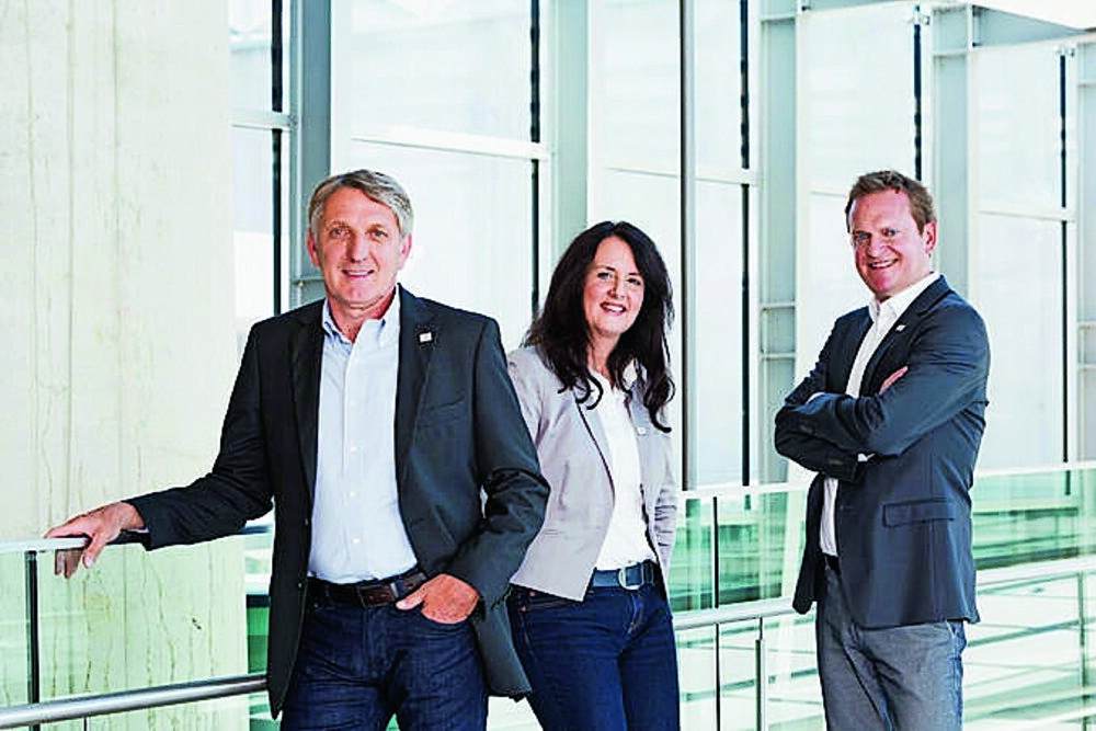 V. l.: Josef Herk, Aufsichtsratsvorsitzender der Euro Skills 2020, Angelika Ledineg und Harald del Negro, beide GF Euro Skills 2020 haben sich auf einen neuen Termin für die EuroSkills in Graz geeingigt.
© Geopho V. l.: Josef Herk, Aufsichtsratsvorsitzender der Euro Skills 2020, Angelika Ledineg und Harald del Negro, beide GF Euro Skills 2020 haben sich auf einen neuen Termin für die EuroSkills in Graz geeingigt.