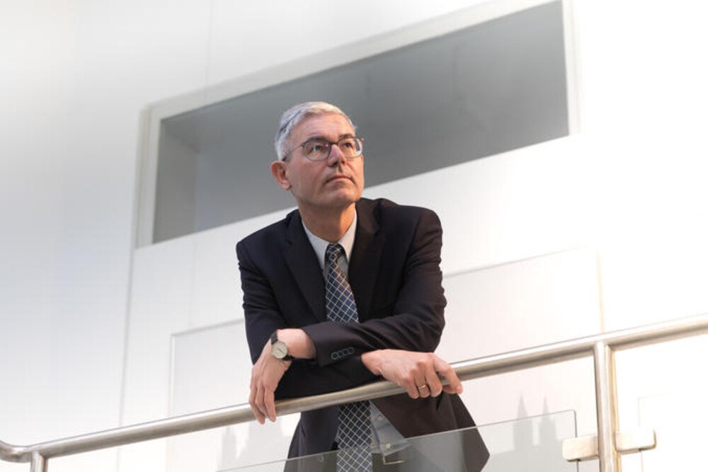 Peter Giffinger, CEO bei Saint-Gobain Österreich und Präsident bei respACT, über mögliche Konsequenzen der Corona-Krise.
© Jana Madzigon Peter Giffinger, CEO bei Saint-Gobain Österreich und Präsident bei respACT, über mögliche Konsequenzen der Corona-Krise.