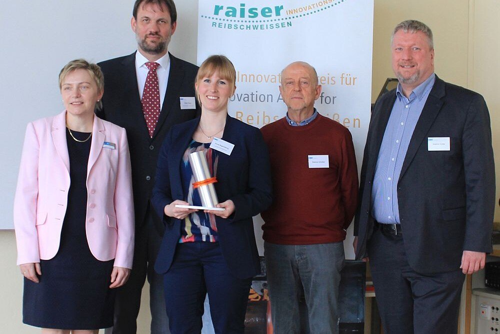 Den letzten Raiser Innovationspreis erhielt 2019 Anna Regensburg (Mitte) für ihre Arbeit zur verbesserten Herstellung von elektrischen Kontakten mittels einer Variante des Rührreibpunktschweißens. Im Bild zusammen mit Dr. Elmar Raiser (Zweiter von links) und der Jury.
© Klaus Raiser GmbH & Co. KG Den letzten Raiser Innovationspreis erhielt 2019 Anna Regensburg (Mitte) für ihre Arbeit zur verbesserten Herstellung von elektrischen Kontakten mittels einer Variante des Rührreibpunktschweißens. Im Bild zusammen mit Dr. Elmar Raiser (Zweiter von links) und der Jury.
