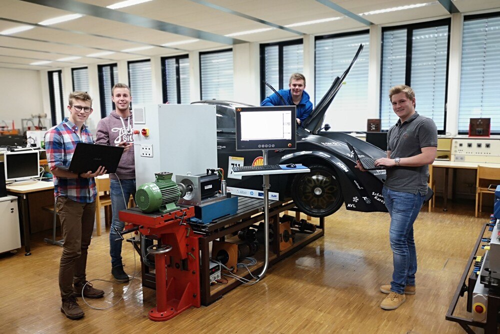 Schüler der HTL Salzburg haben ihr Projekt "Hardware-on-the-Loop-Motorprüfstand mit dem Antriebsstrang Elektroauto Scorpion" zum Technik fürs Leben-Preis eingereicht.
© privat/HTL Salzburg Schüler der HTL Salzburg haben ihr Projekt "Hardware-on-the-Loop-Motorprüfstand mit dem Antriebsstrang Elektroauto Scorpion" zum Technik fürs Leben-Preis eingereicht.