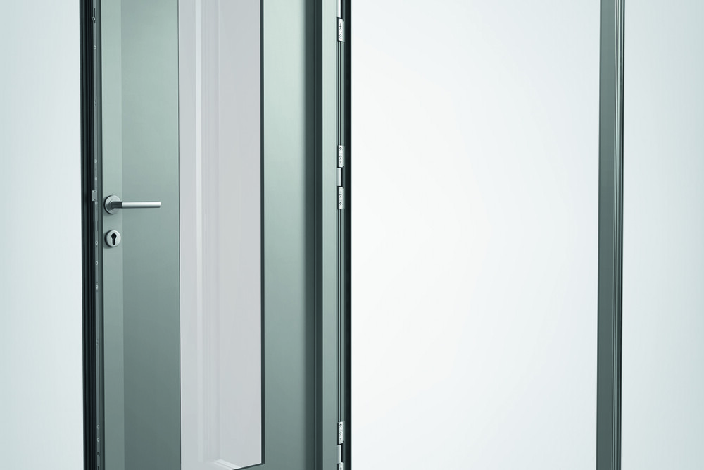 Hochwertige Haus- und Wohnungseingangstüren aus Aluminium liegen im Trend. Das verdeckte Türband „Roto Solid C“ gibt es jetzt auch für nach außen öffnende Varianten. Es zeichnet sich laut Hersteller durch ästhetische, funktionale und verarbeitungsspezifische Praxisvorteile gleichermaßen aus.
© Roto Hochwertige Haus- und Wohnungseingangstüren aus Aluminium liegen im Trend. Das verdeckte Türband „Roto Solid C“ gibt es jetzt auch für nach außen öffnende Varianten. Es zeichnet sich laut Hersteller durch ästhetische, funktionale und verarbeitungsspezifische Praxisvorteile gleichermaßen aus.