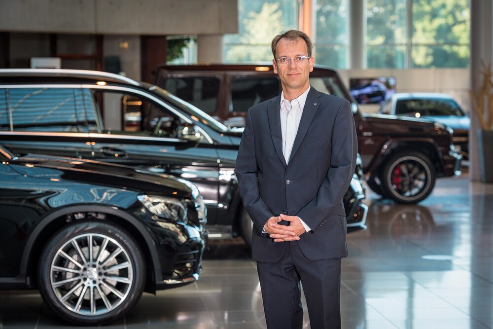 © Mercedes-Benz
Neuer CEO für die Mercedes-Mercedes-Benz Österreich: Carsten Dippelt. Mit 1. Juli 2020 wird er seine neue Position in Österreich für die Sparte Cars antreten. Neuer CEO für die Mercedes-Mercedes-Benz Österreich: Carsten Dippelt. Mit 1. Juli 2020 wird er seine neue Position in Österreich für die Sparte Cars antreten.