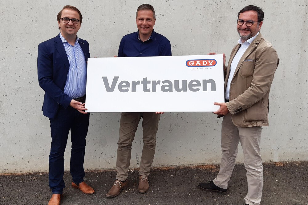 © Gady Family
Markenleiter BMW u. MINI Ranko Antunovic, Markenleiter Gady Landmaschinen Fritz Kobald, Markenleiter Alexander Dengg (v.l.) Markenleiter BMW u. MINI Ranko Antunovic, Markenleiter Gady Landmaschinen Fritz Kobald, Markenleiter Alexander Dengg (v.l.)