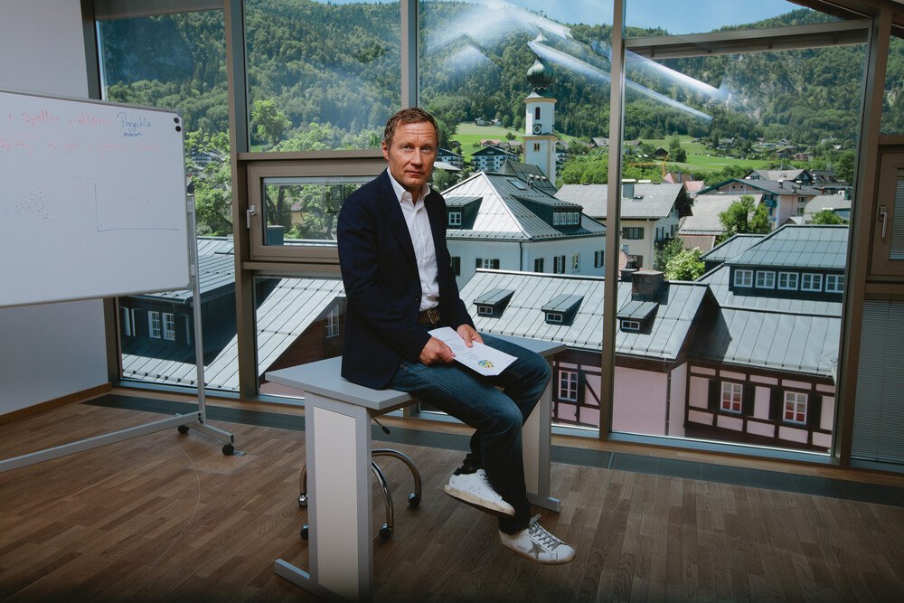 © St. Gilgen
Der ehemalige Red Bull Top-Manager Manfred Hückel hat eigentlich eine Schule für seine Kinder gesucht. Gefunden hat er in St. Gilgen eine Berufung. Der ehemalige Red Bull Top-Manager Manfred Hückel hat eigentlich eine Schule für seine Kinder gesucht. Gefunden hat er in St. Gilgen eine Berufung.