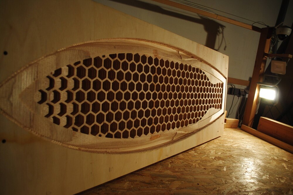 Die Schüler verwendeten für das Surfboard leichtes und stabiles Balsa- und Paulowniaholz aus nachhaltiger Waldbewirtschaftung.
© Holztechnikum Kuchl Die Schüler verwendeten für das Surfboard leichtes und stabiles Balsa- und Paulowniaholz aus nachhaltiger Waldbewirtschaftung.