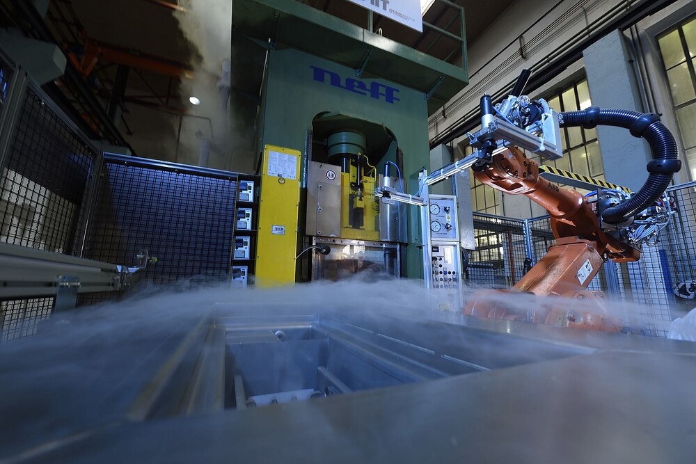 © AIT/LKR/Zinner
Bittere Kälte macht Aluminium gefügig. Bittere Kälte macht Aluminium gefügig.