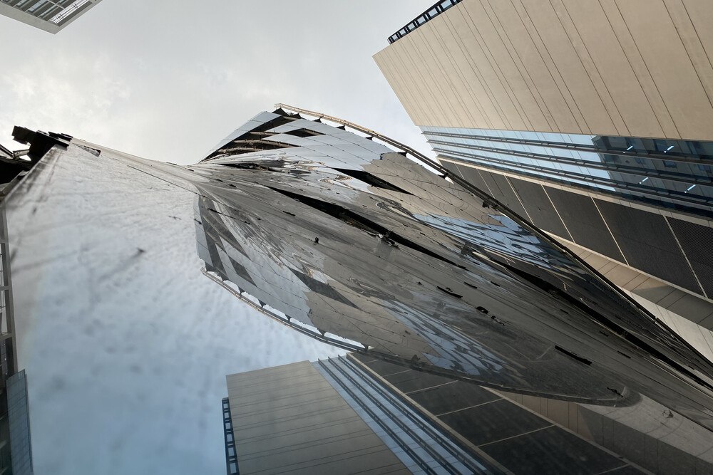 Die Fassade des im Bau befindlichen QA Tower in Bangladesch wird mit dem „VS1“ System aus Österreich gestaltet.
© forstner glass+ GmbH Die Fassade des im Bau befindlichen QA Tower in Bangladesch wird mit dem „VS1“ System aus Österreich gestaltet.