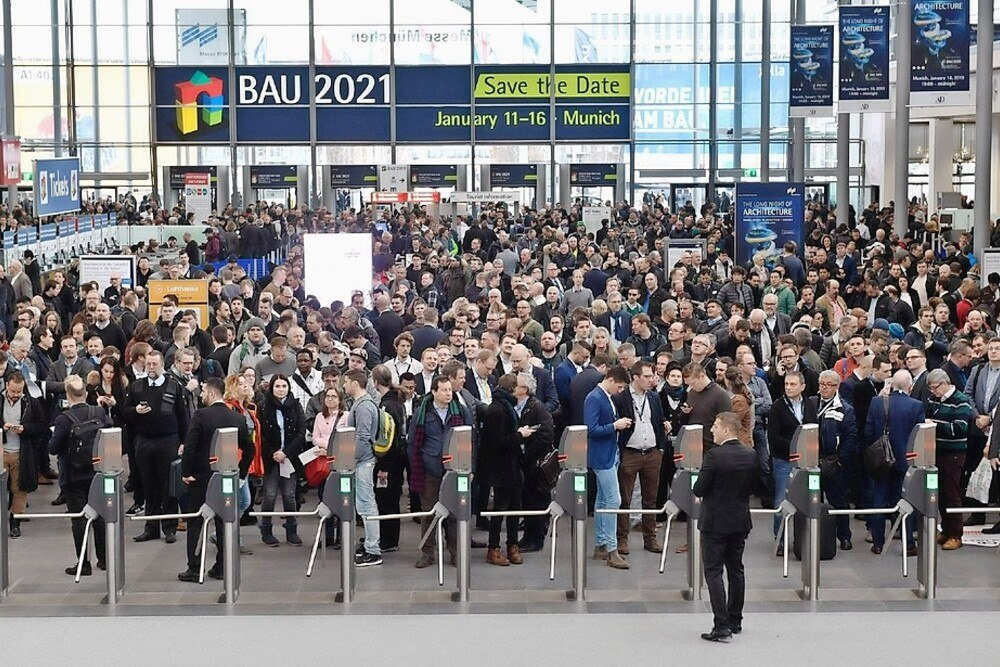 © Messe München
Ein Bild aus vergangenen Zeiten: Die früher üblichen Menschenansammlungen am Messeeingang müssen zur BAU 2021 vermieden werden. Ein Bild aus vergangenen Zeiten: Die früher üblichen Menschenansammlungen am Messeeingang müssen zur BAU 2021 vermieden werden.