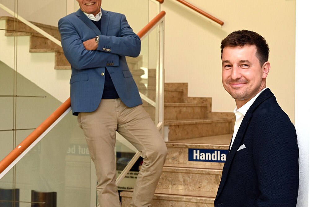 © KFZ Wirtschaft / Philipp Bednar
Jan Kelemen (re.) übernimmt von Peter Kalina (li.) die Position den Chefsessel bei Axalta Refinish Österreich. Jan Kelemen (re.) übernimmt von Peter Kalina (li.) die Position den Chefsessel bei Axalta Refinish Österreich.