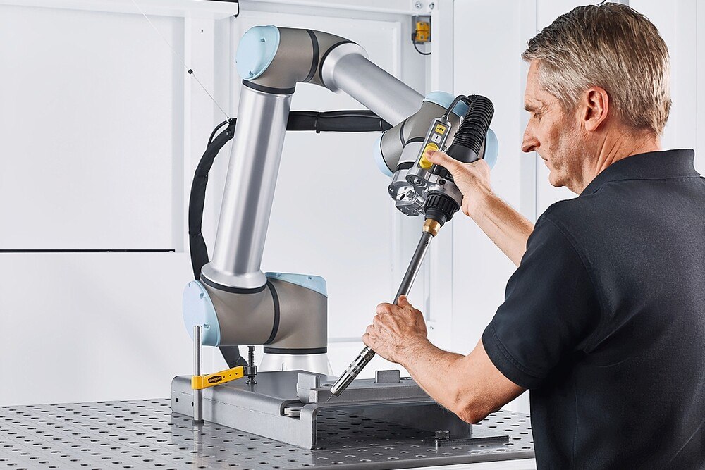 © Trumpf Anwender bewegen den Schweißbrenner manuell und geben am Bedienfeld die Wegpunkte der Schweißnaht ein. Schweißparameter und Vorlagen für Schweißprogramme sind im Cobot hinterlegt.