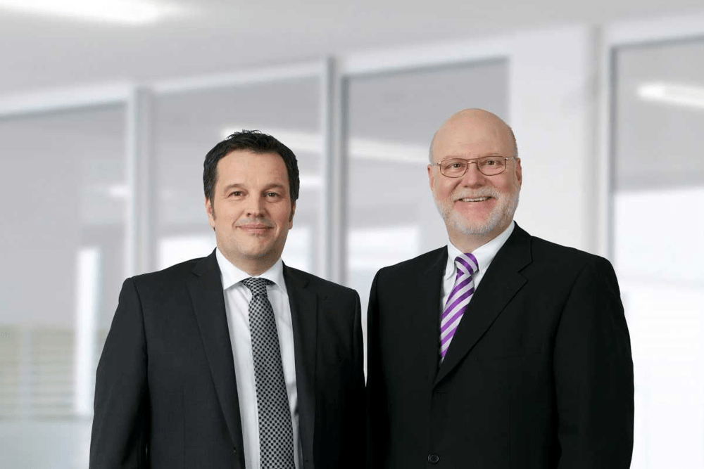 © CarGarantie
Christian Rothböck, Direktor Vertrieb Handel und Peter Bachmaier, Direktor Vertrieb Importeure, Banken und Versicherungen (v.l.) Christian Rothböck, Direktor Vertrieb Handel und Peter Bachmaier, Direktor Vertrieb Importeure, Banken und Versicherungen (v.l.)