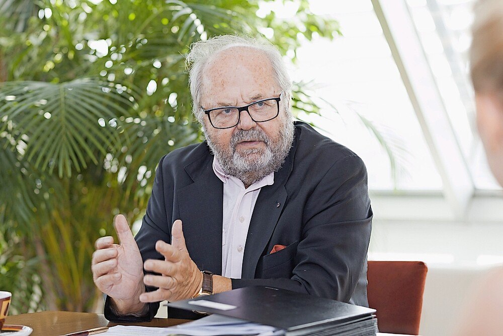 Um die (Bau-)Wirtschaft am Leben zu halten, bedarf es Investitionsfördernder Maßnahmen, fordert Bundesinnungsmeister Hans-Werner Frömmel.
© Simon Jappel Um die (Bau-)Wirtschaft am Leben zu halten, bedarf es Investitionsfördernder Maßnahmen, fordert Bundesinnungsmeister Hans-Werner Frömmel.