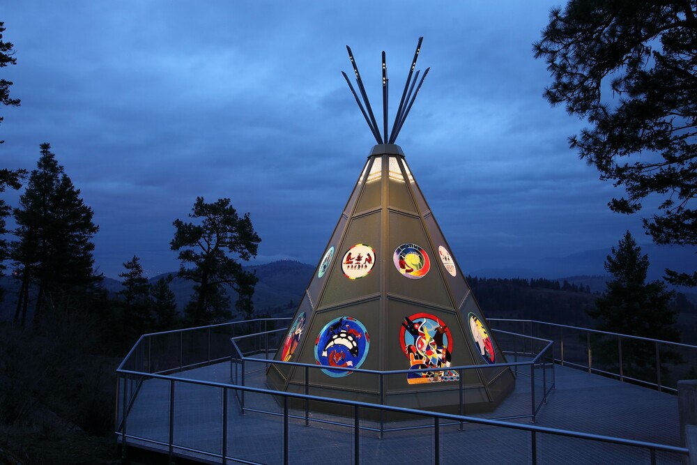 Das Siegerprojekt des Austrian Glastechnik Award 2019 in der Kategorie „Glasbau Außenraum“: Ein acht Meter hohes Tipi aus einer Glas-/Aluminium-Konstruktion, veredelt mit 33.000 Swarovski-Kristallen und 16 Gemälden.
© Glas Siller Das Siegerprojekt des Austrian Glastechnik Award 2019 in der Kategorie „Glasbau Außenraum“: Ein acht Meter hohes Tipi aus einer Glas-/Aluminium-Konstruktion, veredelt mit 33.000 Swarovski-Kristallen und 16 Gemälden.