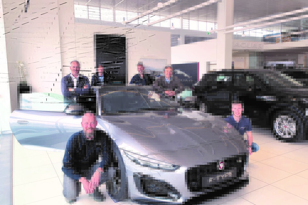 © Schlossmarketing
Michael Schotzko, Bernd Moser, Christoph Mayr, Helmuth Gasser, Andreas Resch und Philipp Oberhofer von der Autowelt Innsbruck Denzel-Unterberger. Michael Schotzko, Bernd Moser, Christoph Mayr, Helmuth Gasser, Andreas Resch und Philipp Oberhofer von der Autowelt Innsbruck Denzel-Unterberger.