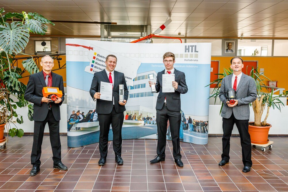 Christopher Kerl und Alexander Schuster, Gewinner des Technik fürs Leben-Preis 2020 in der Kategorie Energie- & Gebäudetechnik sowie Gebrauchsgüter, mit ihren Professoren Wilfried Watzal und Martin Pröglhöf.
© privat Christopher Kerl und Alexander Schuster, Gewinner des Technik fürs Leben-Preis 2020 in der Kategorie Energie- & Gebäudetechnik sowie Gebrauchsgüter, mit ihren Professoren Wilfried Watzal und Martin Pröglhöf.