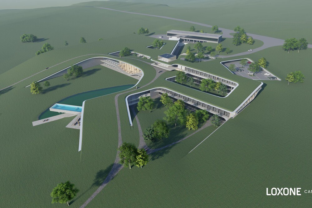 Der neue Loxone-Campus umfasst ein Lager- und Logistikzentrum mit 3.000 Quadratmetern und schafft Büroräume für rund 300 neue Mitarbeiter. Hinzu kommt ein eigener Hotelkomplex, der 80 Zimmer zur Übernachtung anbietet.