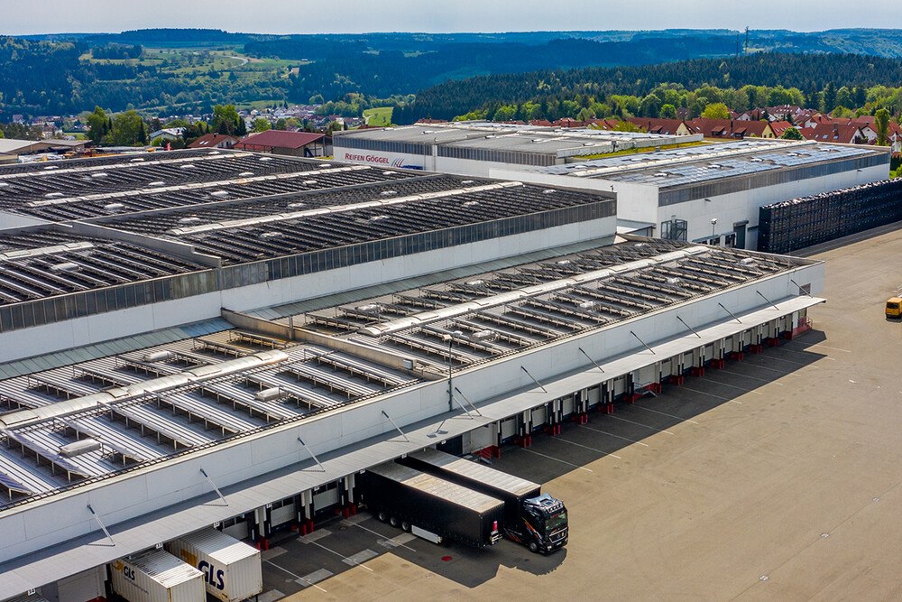 © Reifen Göggel
Die Dächer des Zentrallagers sind vollgepackt mit Photovoltaik-Modulen. Die Dächer des Zentrallagers sind vollgepackt mit Photovoltaik-Modulen.