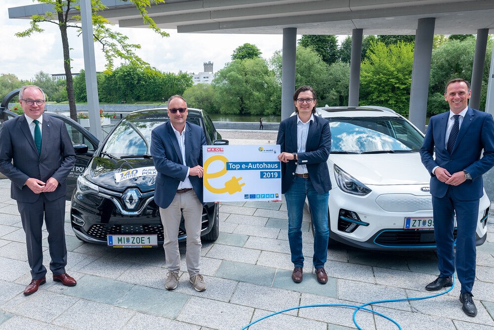 © NLK Filzwieser
LH-Stv. Stephan Pernkopf, Thomas Polke (Autohaus Polke GmbH), Wilhelm Böhm (Böhm Wilhelm GesmbH), Wirtschaftslandesrat Jochen Danninger. (v.l.) LH-Stv. Stephan Pernkopf, Thomas Polke (Autohaus Polke GmbH), Wilhelm Böhm (Böhm Wilhelm GesmbH), Wirtschaftslandesrat Jochen Danninger. (v.l.)