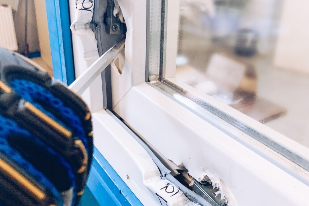 © VdS / Roto Legten auch unter den „Worst-Case-Bedingungen“ die harten Prüfungen mit Erfolg ab: die Fensterbeschläge „PM12/16-VdS“ von Roto. Sie lassen sich herstellerunabhängig nachträglich in vielen Holz- und Kunststofffenstern verbauen. Legten auch unter den „Worst-Case-Bedingungen“ die harten Prüfungen mit Erfolg ab: die Fensterbeschläge „PM12/16-VdS“ von Roto. Sie lassen sich herstellerunabhängig nachträglich in vielen Holz- und Kunststofffenstern verbauen.