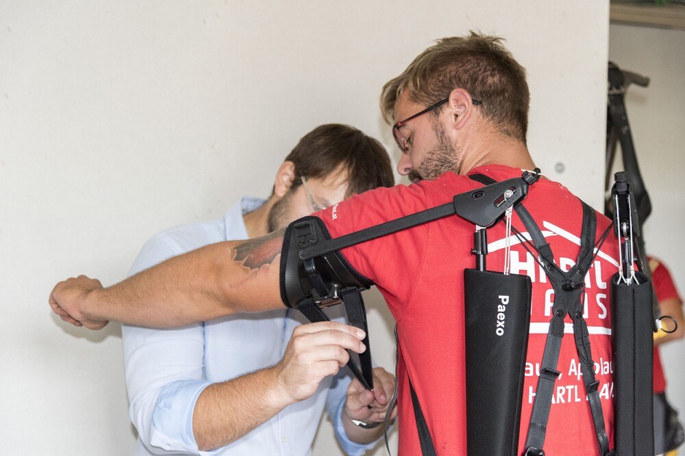 © Hartl Haus Durch Feder- oder Seilzugsysteme fangen Exoskelette auftretende Belastungen ab und können die Anstrengung beim Heben für den Mitarbeiter um bis zu vierzig Prozent reduzieren. Durch Feder- oder Seilzugsysteme fangen Exoskelette auftretende Belastungen ab und können die Anstrengung beim Heben für den Mitarbeiter um bis zu vierzig Prozent reduzieren.