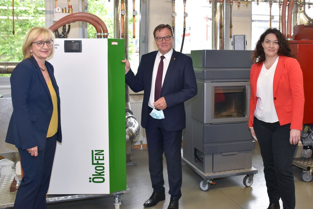 © Land Tirol / Graus
Der Tiroler Landeshauptmann Günther Platter stellte gemeinsam LHStv. Ingrid Felipe (r.) und Landesrätin Beate Palfrader (l.) die neue Sanierungsoffensive vor Der Tiroler Landeshauptmann Günther Platter stellte gemeinsam LHStv. Ingrid Felipe (r.) und Landesrätin Beate Palfrader (l.) die neue Sanierungsoffensive vor