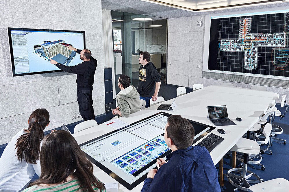 © Gruner Roschi AG Arbeiten am digitalen Zwilling: Die Gebäudeplanung mittels BIM ermöglicht, alle Gebäudeinformationen digital abzubilden und am Modell gemeinsam zu planen.