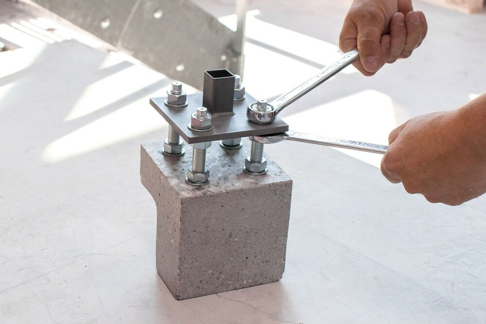 Die Abstandsmontage mit MMS-plus V erlaubt das flexible Justieren des Bauteils.
© HECO-Schrauben Die Abstandsmontage mit MMS-plus V erlaubt das flexible Justieren des Bauteils.