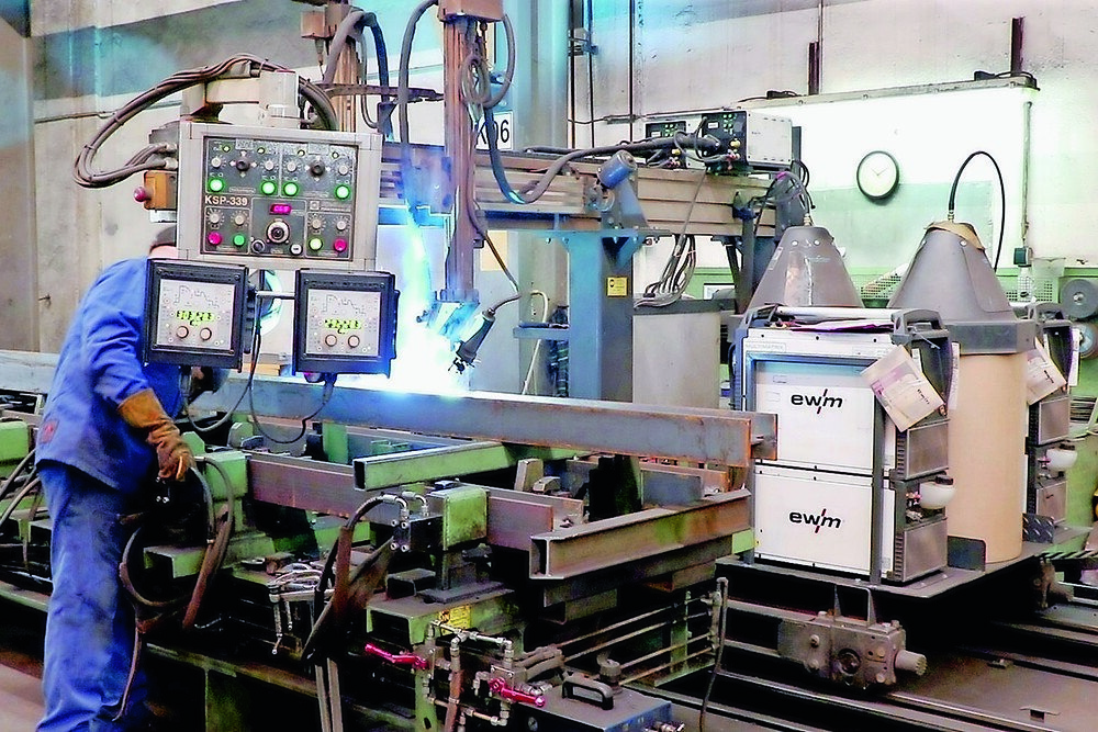 © EWM Mit „Retrofit“ können Spezialisten ältere Anlagen – wie hier einen Schweißroboter – auf den aktuellen Stand der Technik bringen, oder sogar um Funktionen erweitern. Mit „Retrofit“ können Spezialisten ältere Anlagen – wie hier einen Schweißroboter – auf den aktuellen Stand der Technik bringen, oder sogar um Funktionen erweitern.