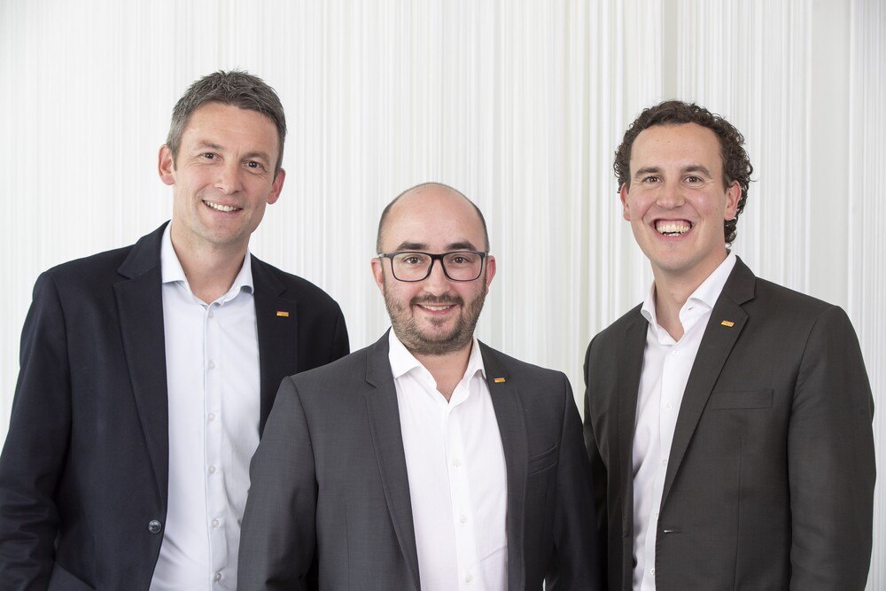 © Eurogast
Von links nach rechts: Peter Krug (Geschäftsführer), Franz Sinnesberger (Geschäftsführender Gesellschafter), Alexander Kiennast (Geschäftsführender Gesellschafter) Von links nach rechts: Peter Krug (Geschäftsführer), Franz Sinnesberger (Geschäftsführender Gesellschafter), Alexander Kiennast (Geschäftsführender Gesellschafter)