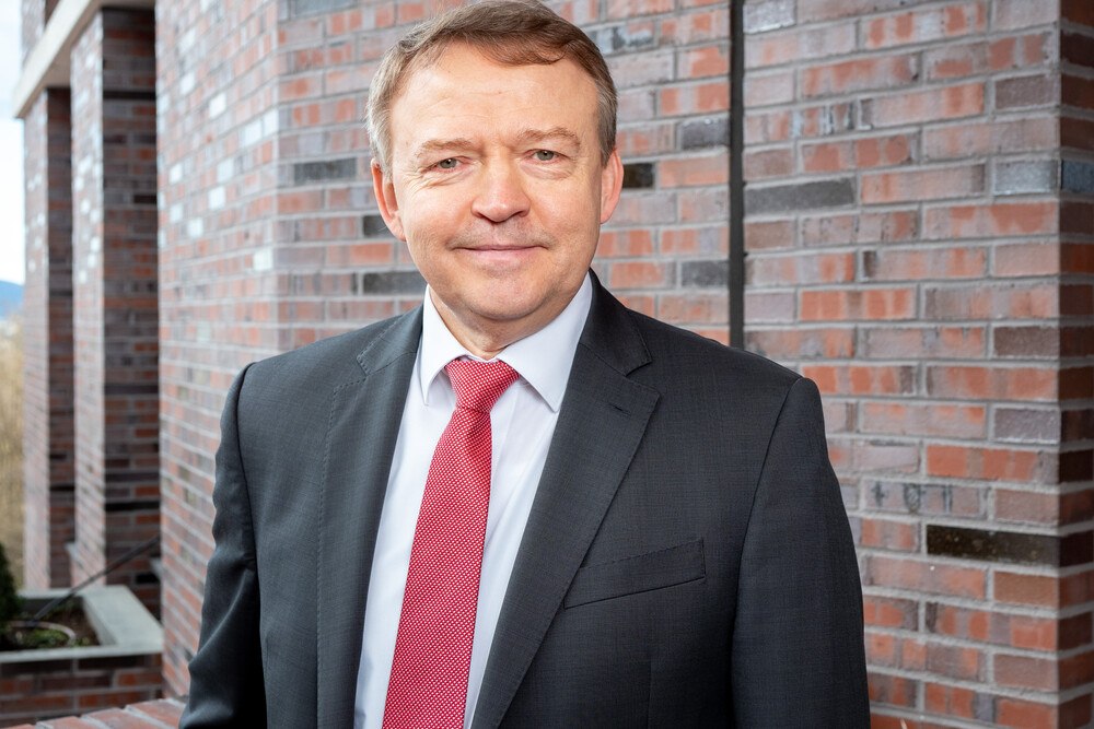 © Andreas Hafenscher
Nach zahlreichen Stationen in der österreichischen Baustoffindustrie ergänzt Johann Marchner seit Mai 2019 das Wienerberger Führungsteam – zuerst als Geschäftsführer Vertrieb und seit März 2020 als Geschäftsführer von Wienerberger Österreich. Nach zahlreichen Stationen in der österreichischen Baustoffindustrie ergänzt Johann Marchner seit Mai 2019 das Wienerberger Führungsteam – zuerst als Geschäftsführer Vertrieb und seit März 2020 als Geschäftsführer von Wienerberger Österreich.