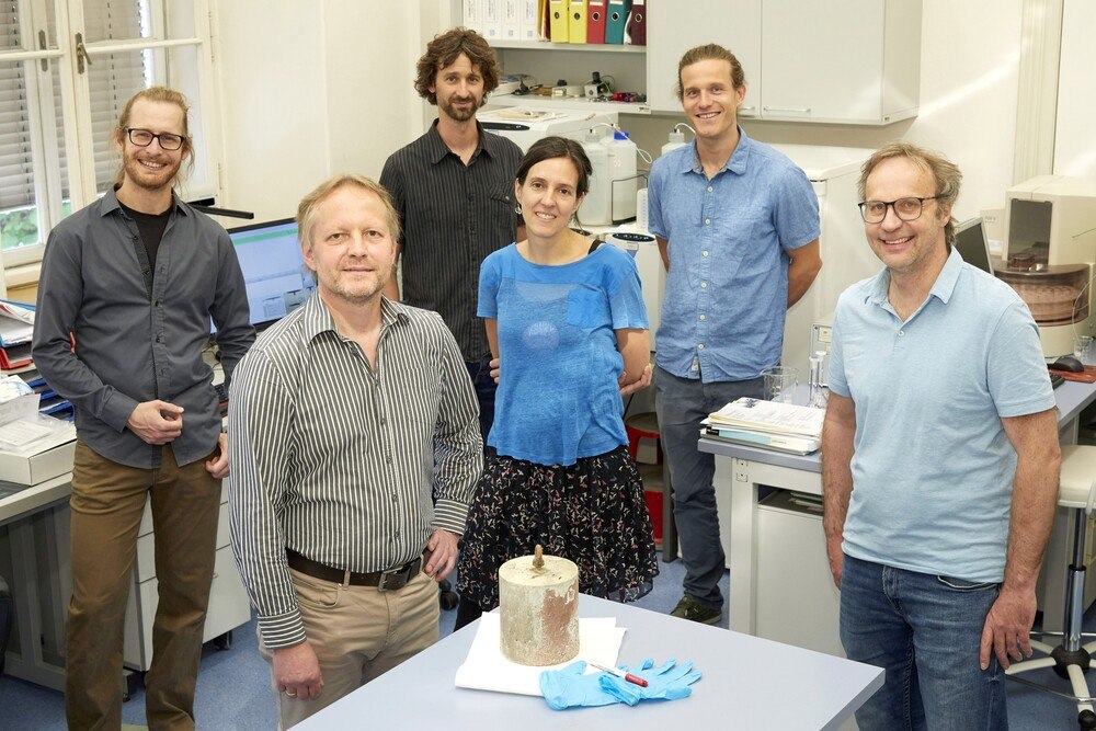 © Melbinger - TU Graz Arbeiten institutsübergreifend an der TU Graz an neuen Untersuchungsmethoden für Betonbauten: Bernhard Müller (Institut für Analytische Chemie und Lebensmittelchemie), Martin Dietzel (Leiter des Instituts für Angewandte Geowissenschaften), Florian Mittermayr (Institut für Materialprüfung für Baustofftechnologie), Isabel Galan Garcia und Cyrill Grengg (beide Institut für Angewandte Geowissenschaften), Torsten Mayr (Institut für Analytische Chemie und Lebensmittelchemie) Arbeiten institutsübergreifend an der TU Graz an neuen Untersuchungsmethoden für Betonbauten: Bernhard Müller (Institut für Analytische Chemie und Lebensmittelchemie), Martin Dietzel (Leiter des Instituts für Angewandte Geowissenschaften), Florian Mittermayr (Institut für Materialprüfung für Baustofftechnologie), Isabel Galan Garcia und Cyrill Grengg (beide Institut für Angewandte Geowissenschaften), Torsten Mayr (Institut für Analytische Chemie und Lebensmittelchemie)
