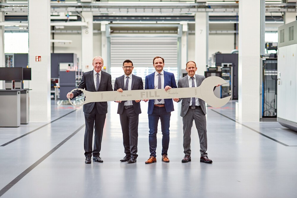 Symbolische Übergabe der Geschäftsführung: v.r. Andreas Fill (CEO), Alois Wiesinger (CTO), Günter Redhammer (COO), GF Wolfgang Rathner
© Fill Maschinenbau Symbolische Übergabe der Geschäftsführung: v.r. Andreas Fill (CEO), Alois Wiesinger (CTO), Günter Redhammer (COO), GF Wolfgang Rathner