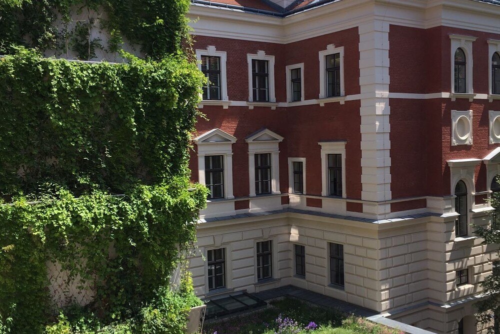 © Grünstattgrau
Universität für Bodenkultur Wien: Fassadenbegrünung am Liftschacht, Dachbegrünung auf der Cafeteria. Beide Begrünungen wurden im Zuge der Sanierung eingesetzt, um einerseits optisch aufzuwerten und zweitens Hitze zu reduzieren und Aufenthaltsqualität zu schaffen. Universität für Bodenkultur Wien: Fassadenbegrünung am Liftschacht, Dachbegrünung auf der Cafeteria. Beide Begrünungen wurden im Zuge der Sanierung eingesetzt, um einerseits optisch aufzuwerten und zweitens Hitze zu reduzieren und Aufenthaltsqualität zu schaffen.