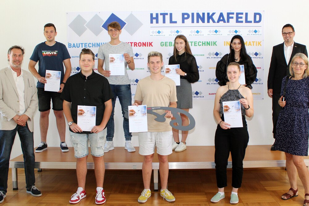 © HTL Pinkafeld Stolze Gewinner der Eternit HTL-Trophy 2020: Bernhard Jantscher von Eternit (re. hi.), Jurorin Architektin DI Babara Wagner-Fandl (vo. re.) und Prof. Peter Hofbauer von der HTL Pinkafeld (vo. li.) mit den Preisträgern und jeder Menge Babyelefanten bei einer der vielen Preisverleihungen. Stolze Gewinner der Eternit HTL-Trophy 2020: Bernhard Jantscher von Eternit (re. hi.), Jurorin Architektin DI Babara Wagner-Fandl (vo. re.) und Prof. Peter Hofbauer von der HTL Pinkafeld (vo. li.) mit den Preisträgern und jeder Menge Babyelefanten bei einer der vielen Preisverleihungen.
