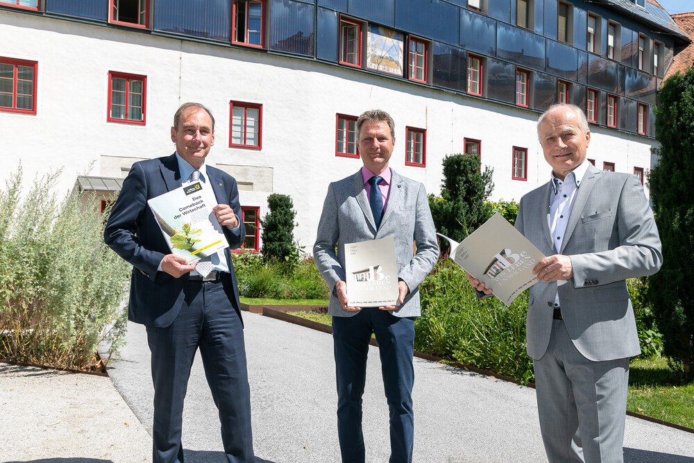 Präsentieren die neue steirische Initiative „Wir beleben unser Land“ (v. li.): Raiffeisen Generaldirektor Martin Schaller, LIM Helmut Schabauer und Landesrat Johann Seitinger.
© Oliver Wolf Präsentieren die neue steirische Initiative „Wir beleben unser Land“ (v. li.): Raiffeisen Generaldirektor Martin Schaller, LIM Helmut Schabauer und Landesrat Johann Seitinger.