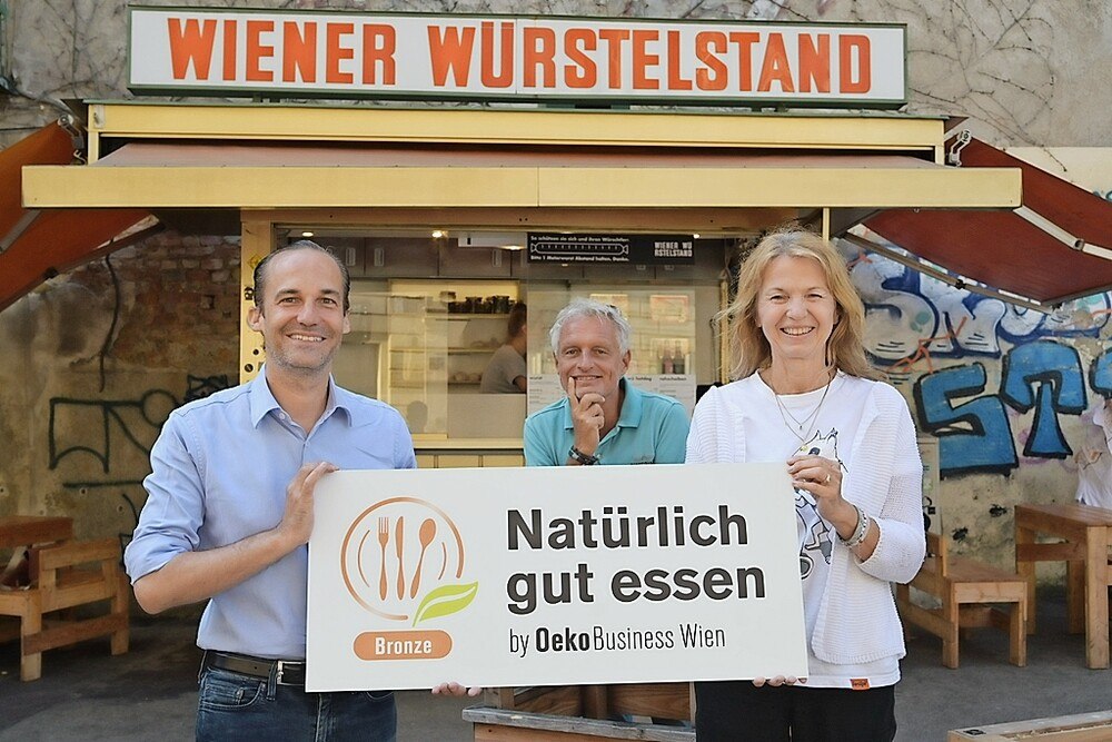Würstelbrater Stefan Sengl, OekoBusiness Wien Programmleiter Thomas Hruschka und Karin Büchl-Krammerstätter von der Stadt Wien bei der Siegelübergabe.
© frank_helmrich_oekobusiness_wien Würstelbrater Stefan Sengl, OekoBusiness Wien Programmleiter Thomas Hruschka und Karin Büchl-Krammerstätter von der Stadt Wien bei der Siegelübergabe.