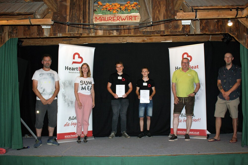 © HeartBeat
Ausbildung, die über die fachlichen Kompetenzen hinausgeht: v.l. Lehrlingsausbildner Othmar Stöcklmair, Bettina Riegler, Lehrlinge Florian und Alexander, Eigentümer Eduard Riegler und Lehrlingsausbildner Markus Kuba beim Abschlussabend des Lehrlingscollege HeartBeat. Ausbildung, die über die fachlichen Kompetenzen hinausgeht: v.l. Lehrlingsausbildner Othmar Stöcklmair, Bettina Riegler, Lehrlinge Florian und Alexander, Eigentümer Eduard Riegler und Lehrlingsausbildner Markus Kuba beim Abschlussabend des Lehrlingscollege HeartBeat.