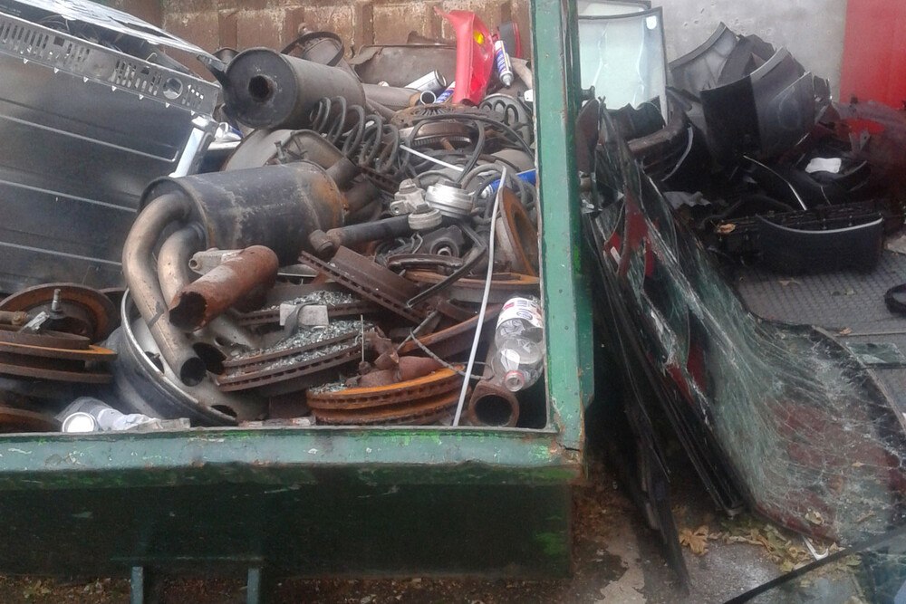 © WKO
Dieser Schrottcontainer hinter einer Servicestation zeugt von sämtlichen unerlaubten Arbeiten. Dieser Schrottcontainer hinter einer Servicestation zeugt von sämtlichen unerlaubten Arbeiten.
