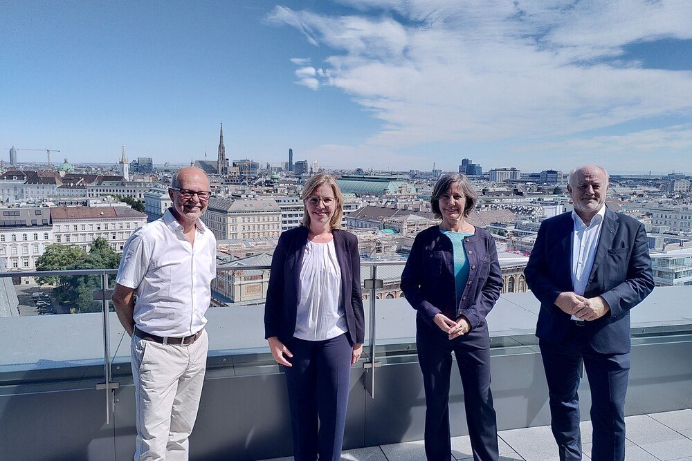 © passathon
RACE FOR FUTURE: V.l. Organisator Günter Lang, Ministerin Leonore Gewessler, Wiener Vz-Bürgermeisterin Birgit Hebein und Josef Eberhardsteiner, Vizerektor der TU Wien. RACE FOR FUTURE: V.l. Organisator Günter Lang, Ministerin Leonore Gewessler, Wiener Vz-Bürgermeisterin Birgit Hebein und Josef Eberhardsteiner, Vizerektor der TU Wien.