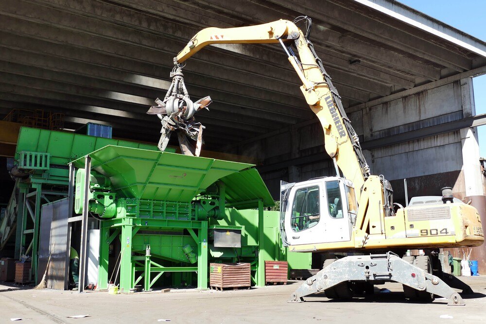 © Maag Recycling AG
Das Input-Material wird mittels Bagger mit einem Polygreifer in den Trichter des Reißers befördert – die Steuerung des RM1350/2-2000 erfolgt dabei mithilfe einer Fernbedienung vom Führerhaus des Greifers aus. Das Input-Material wird mittels Bagger mit einem Polygreifer in den Trichter des Reißers befördert – die Steuerung des RM1350/2-2000 erfolgt dabei mithilfe einer Fernbedienung vom Führerhaus des Greifers aus.
