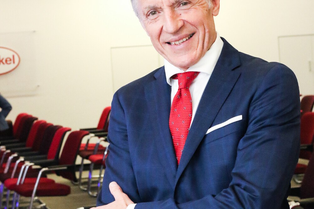© MB
Die Kommunikation gegenüber den kritischer werdenden Konsumenten muss so transparent wie möglich werden, meint der Markenexperte Manfred Berger. Die Kommunikation gegenüber den kritischer werdenden Konsumenten muss so transparent wie möglich werden, meint der Markenexperte Manfred Berger.