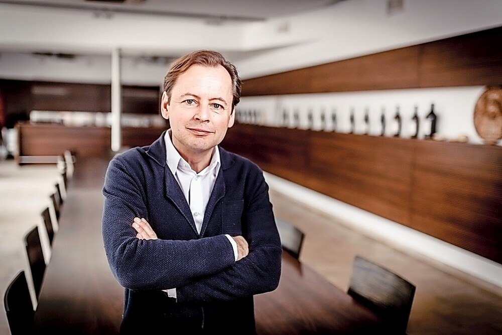© Point of View, Robert Herbst
Fritz Miesbauer, frischgekürter "Winzer des Jahres 2020", zählt zu den erfahrensten Weinmachern des Landes. Fritz Miesbauer, frischgekürter "Winzer des Jahres 2020", zählt zu den erfahrensten Weinmachern des Landes.